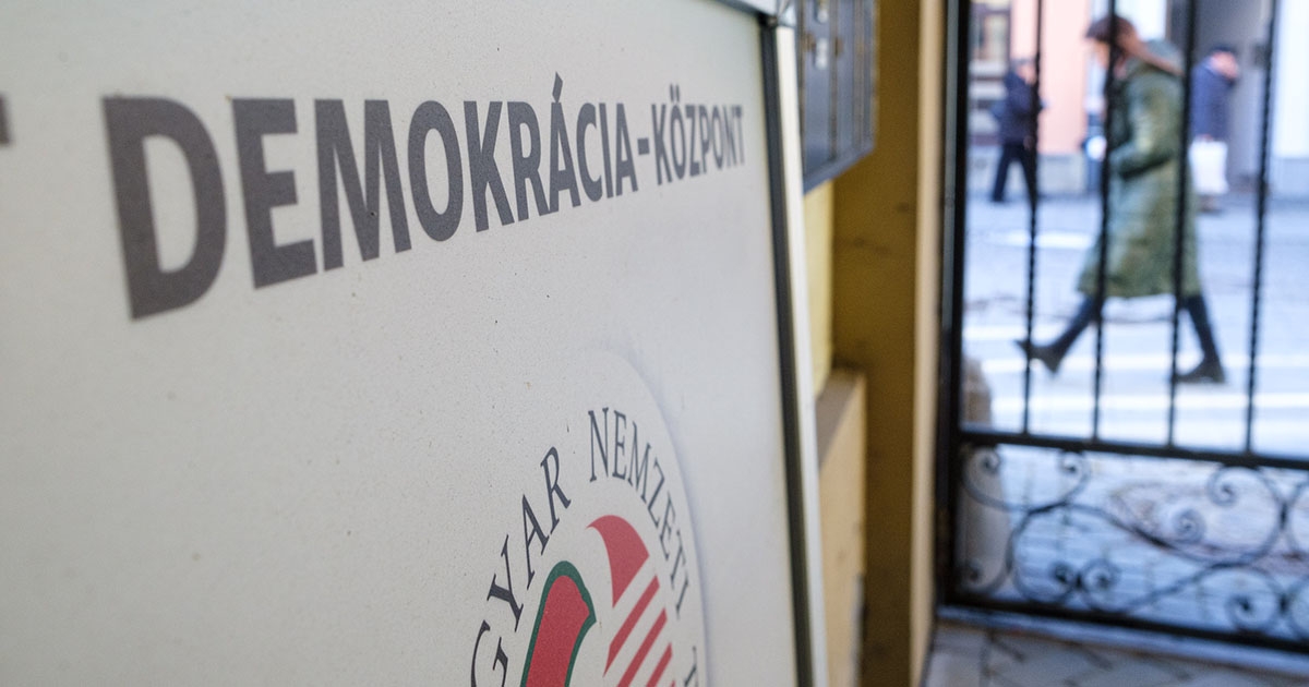 Forráshiány miatt beszüntetik tevékenységüket az EMNT Demokrácia-központok